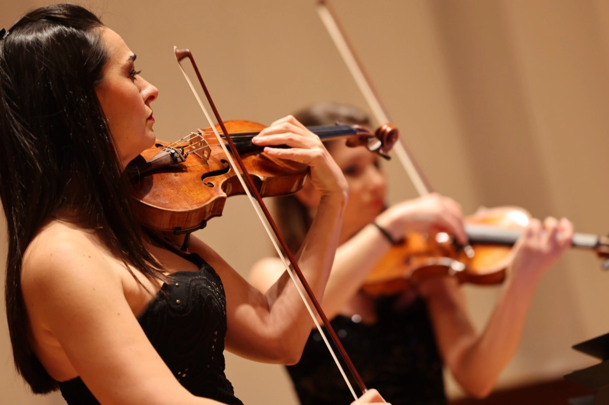İzmir'de Türk bestecilerinin eserleri ayakta alkışlandı
