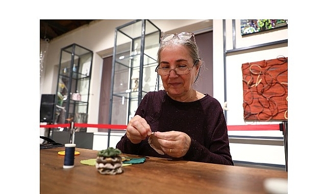 Atık kumaşlar kadınların emeğiyle yılbaşı neşesine dönüştü