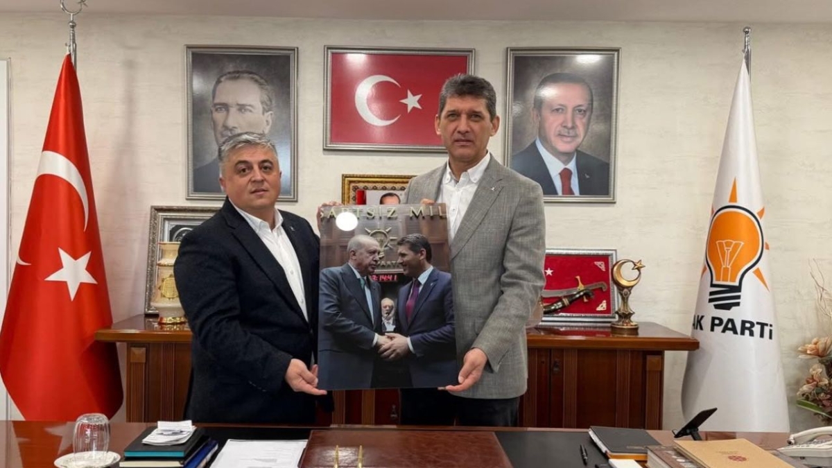 AK Parti Antalya il başkanı Ali Çetin’e anlamlı hediye