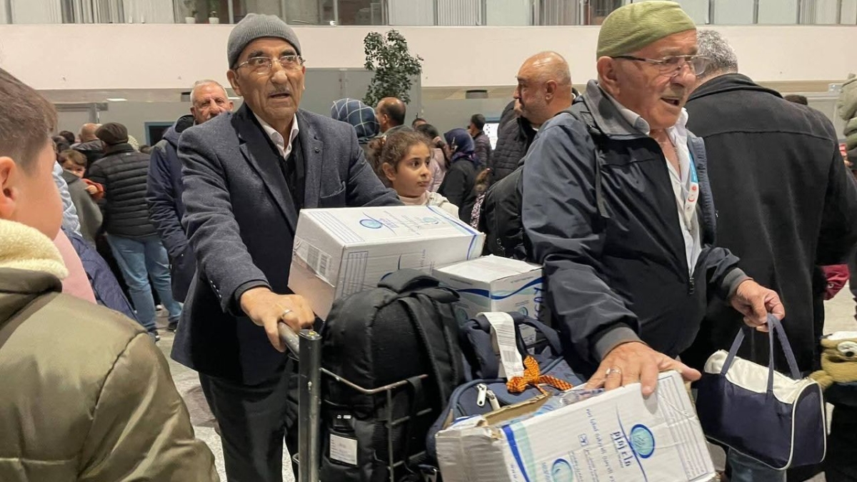 Kars’lı Umreciler gözyaşları ve dualarla karşılandı