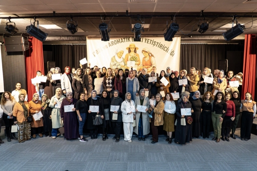 Diyarbakır'da Tıbbi Aromatik Bitki Atölyesi kursiyerlerine sertifika