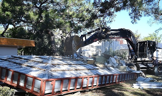 Kemer’de kaçak yapıların yıkımı sürüyor 