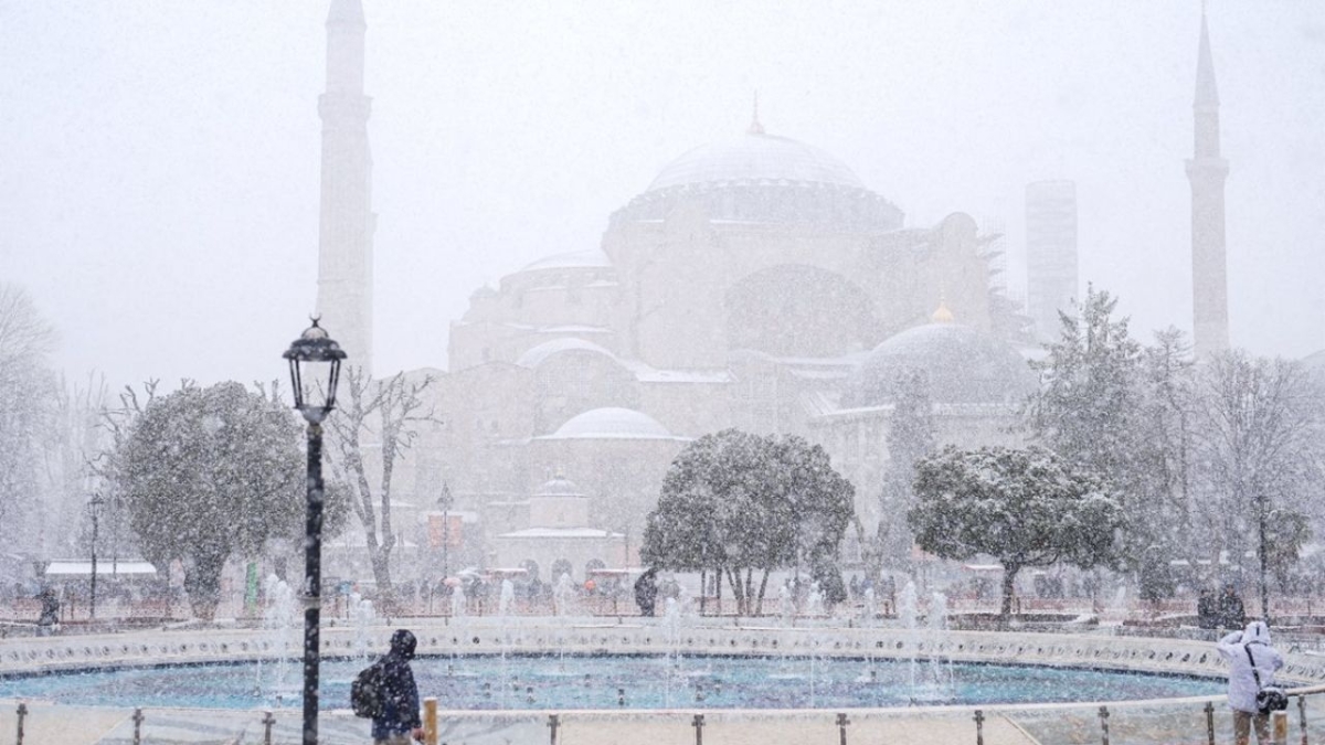 İstanbul’da kar yağışı hayatı olumsuz etkiledi
