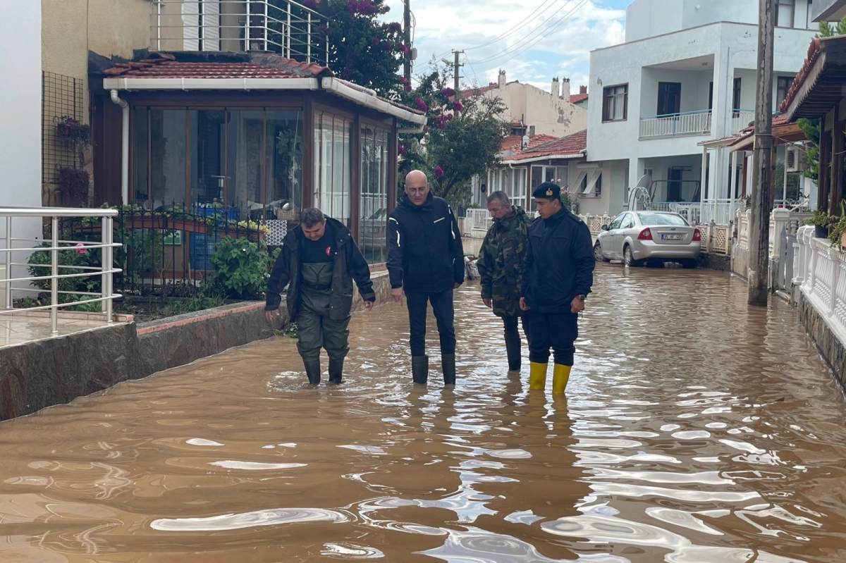 İzmir Foça'da sel! Selden etkilenen bölgelere Kaymakam Aydın'dan inceleme