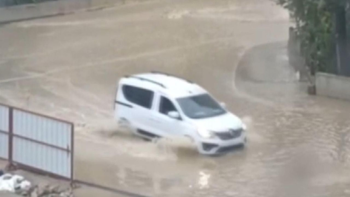 İzmir’de sağanak etkili oldu: Ev ve iş yerleri su altında kaldı