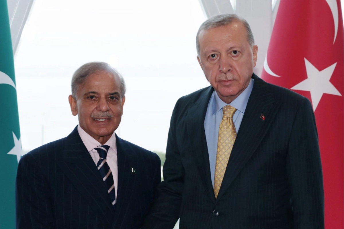 Cumhurbaşkanı Erdoğan, Pakistan Başbakanı Şahbaz Şerif ile Bakü’de görüştü