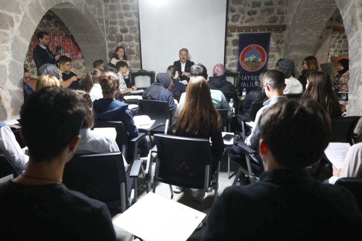 Mustafa Palancıoğlu Mektep Melikgazi'de öğrencilerle buluştu