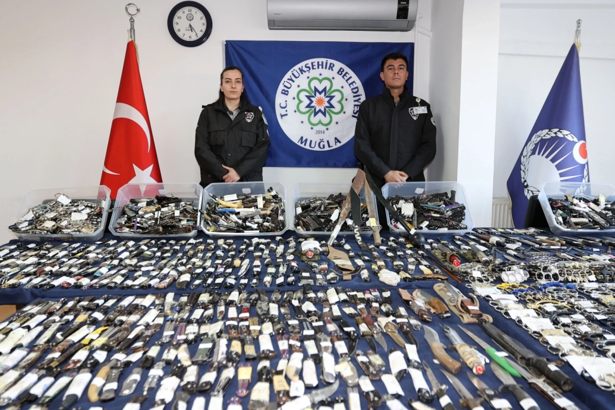 Muğla otogarlarında sıkı güvenlik... 2 bin 520 kesici alet ele geçirildi