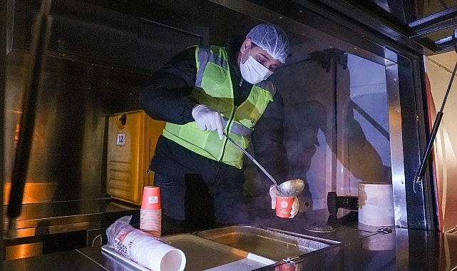 Maltepe Belediyesi’nden vatandaşlara sıcak çorba ikramı