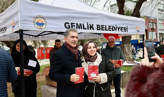 Gemlik Belediyesi’nden Türk Bayrağı Dağıtımı