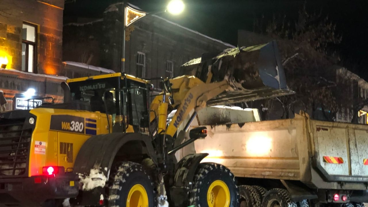Kars Belediyesi’nden kent genelinde yoğun ve aralıksız karla mücadele