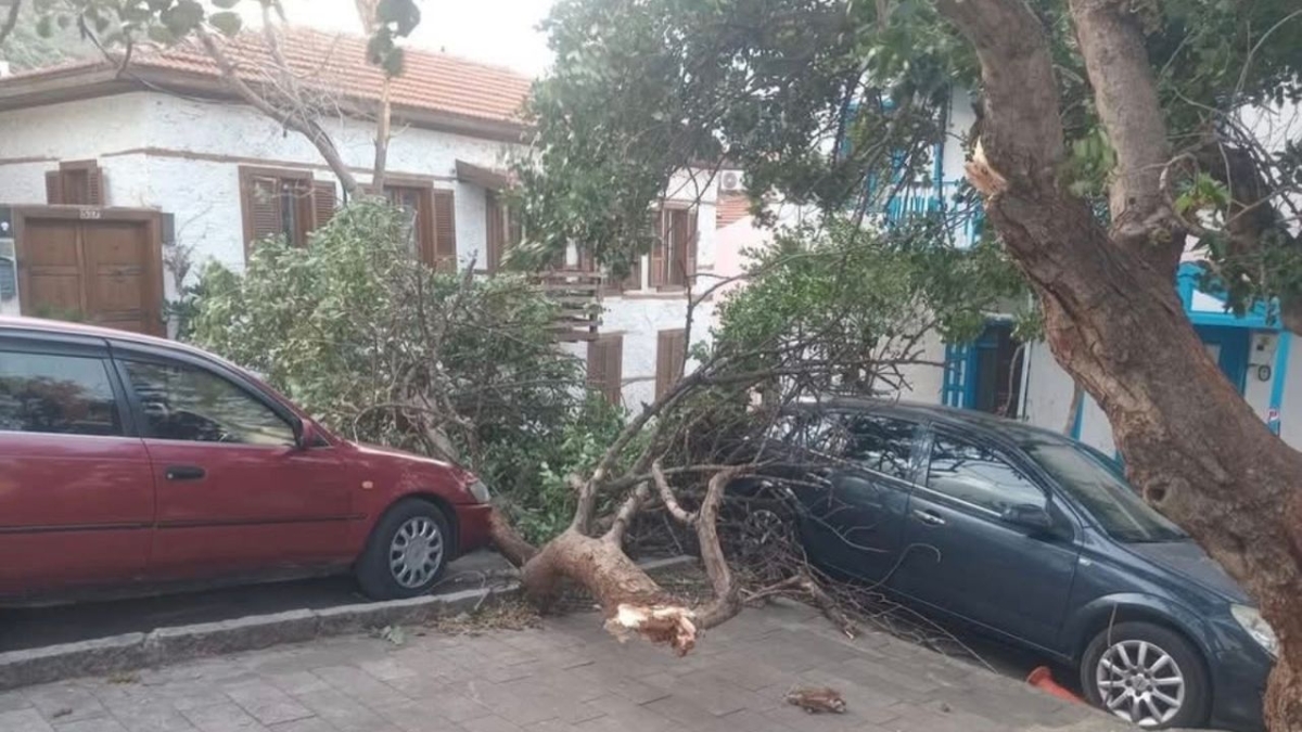 Antalya Kaş’ta fırtınanın izleri gün ağarınca ortaya çıktı