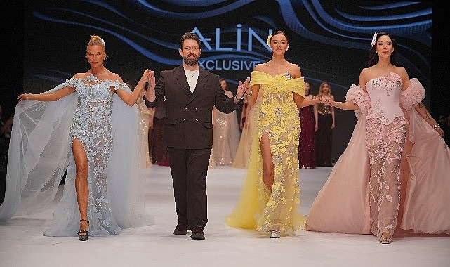 Ünlü mankenlerden net mesaj: 'Bayrağımız Kırmızı Çizgimizdir'