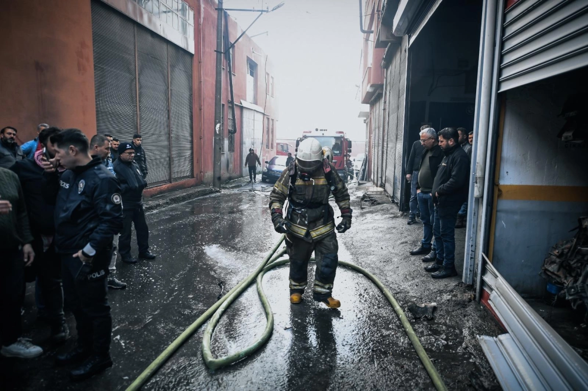 İzmir Buca’da depo yangını kısa sürede söndürüldü