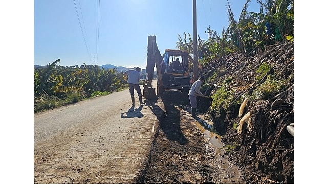 Büyükşehir Alanya’nın kırsal yollarında çalışıyor