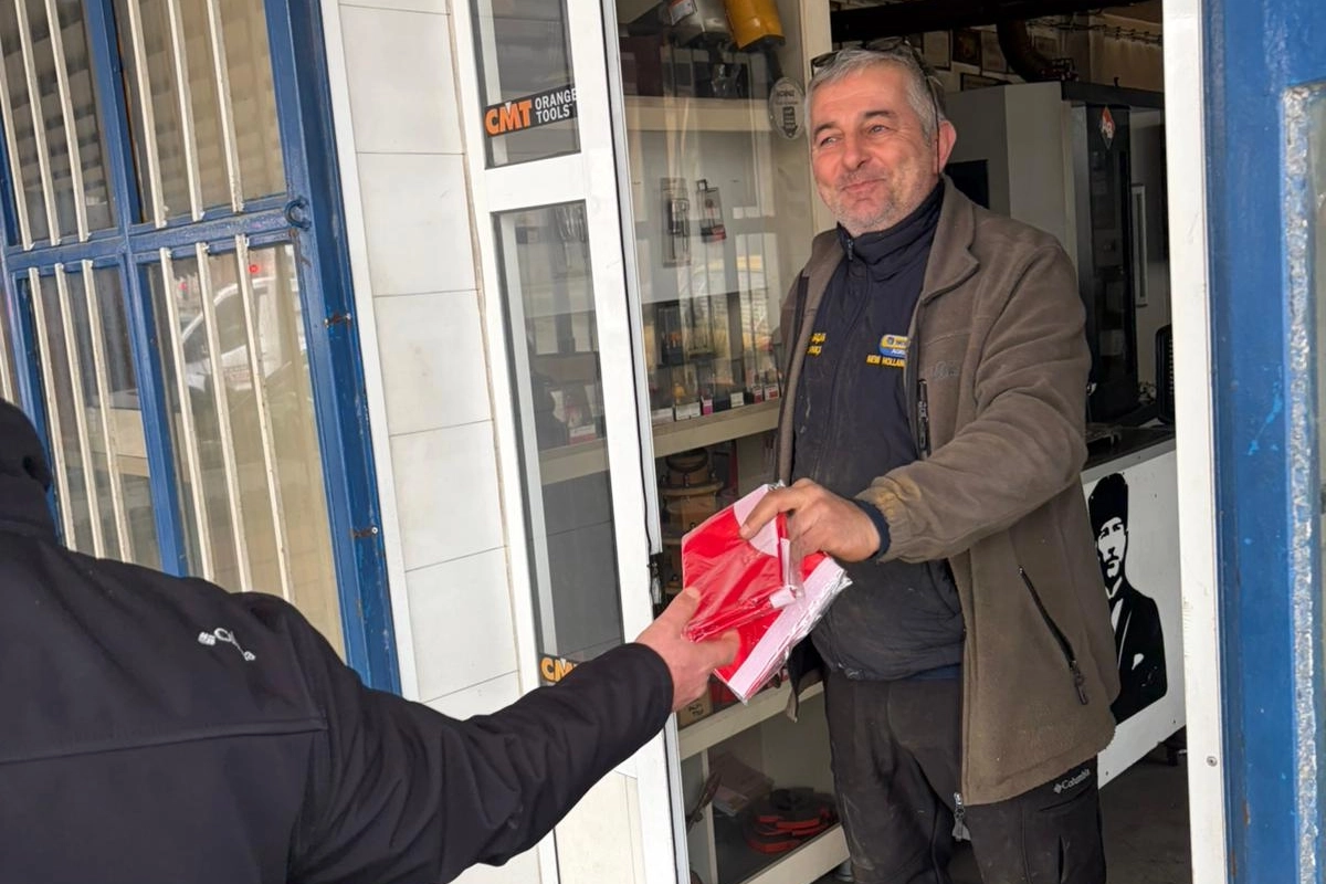 Muğla dağıttığı Türk bayraklarıyla dayanışma mesajı verdi