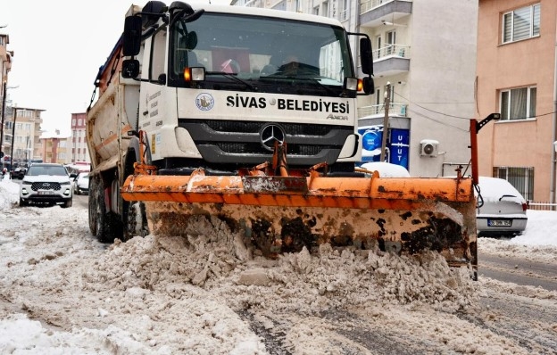 Sivas’ta Yoğun Kar Alarmı: 783 Personel Sahada
