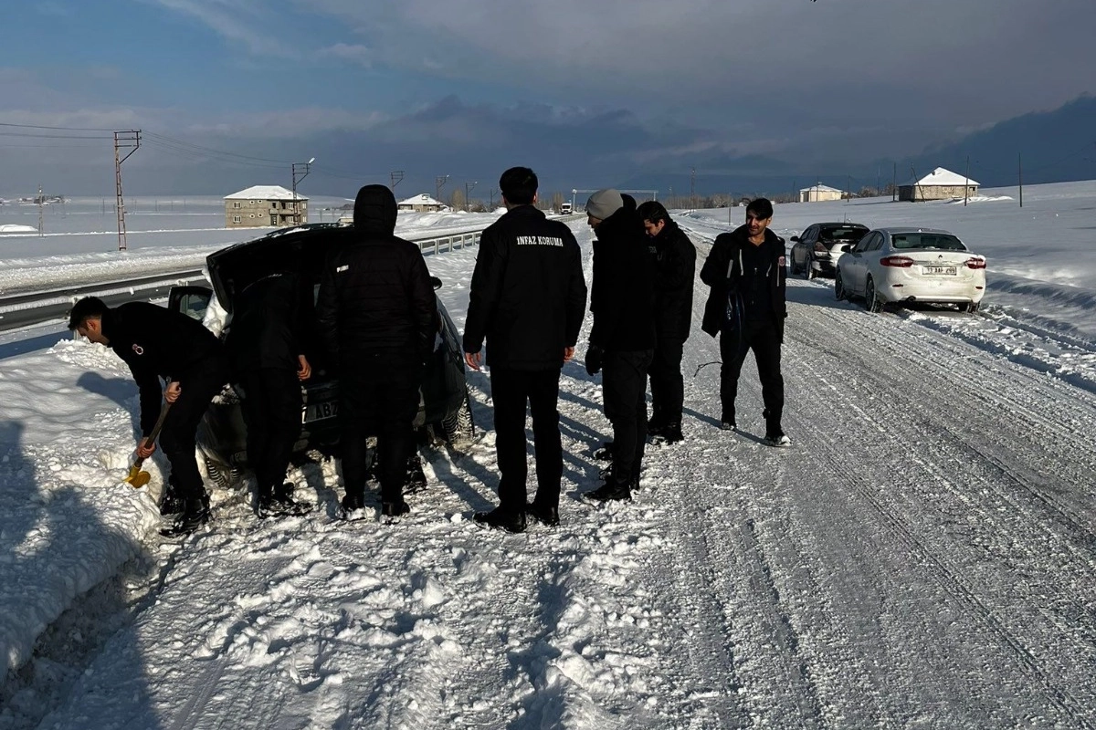 Ağrı'da infaz ve koruma memurlarından yol yardımı