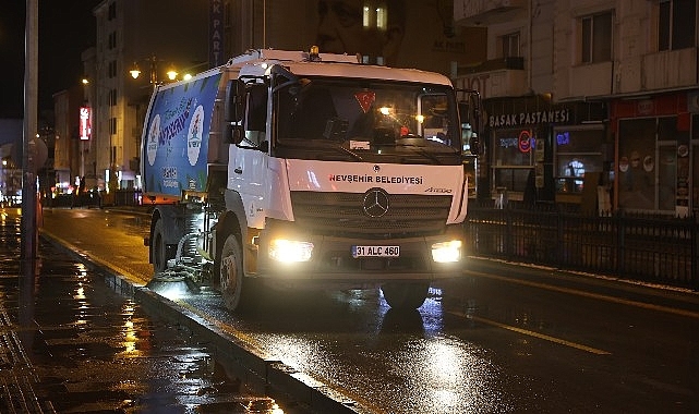 Nevşehir Belediyesi Ekipleri Atatürk Bulvarı’nda Temizlik Yaptı
