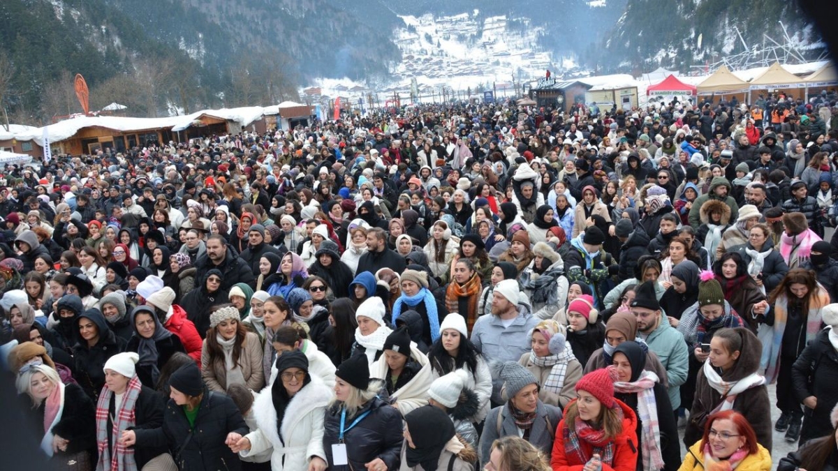 Uzungöl Kış Festivali’nde horon rekoru: 6 bin 161 kişi el ele