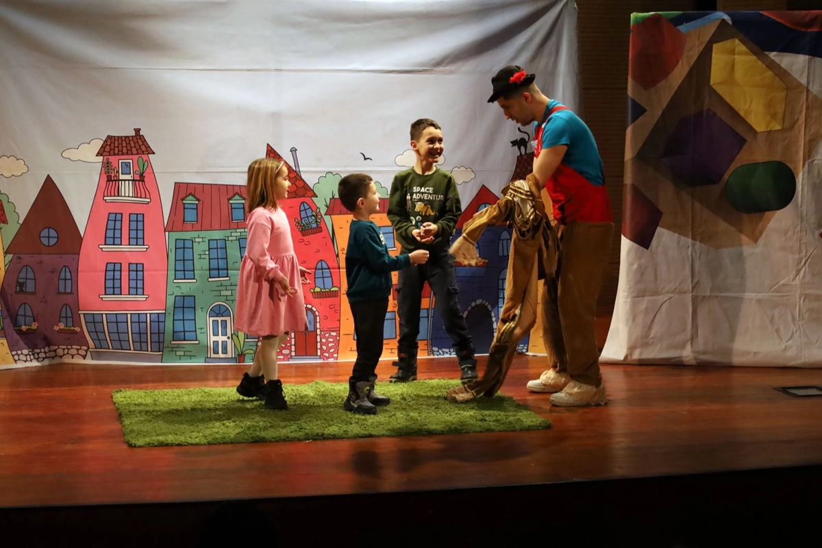 Sakarya'da bin 500 çocuğu tiyatroyla buluştu