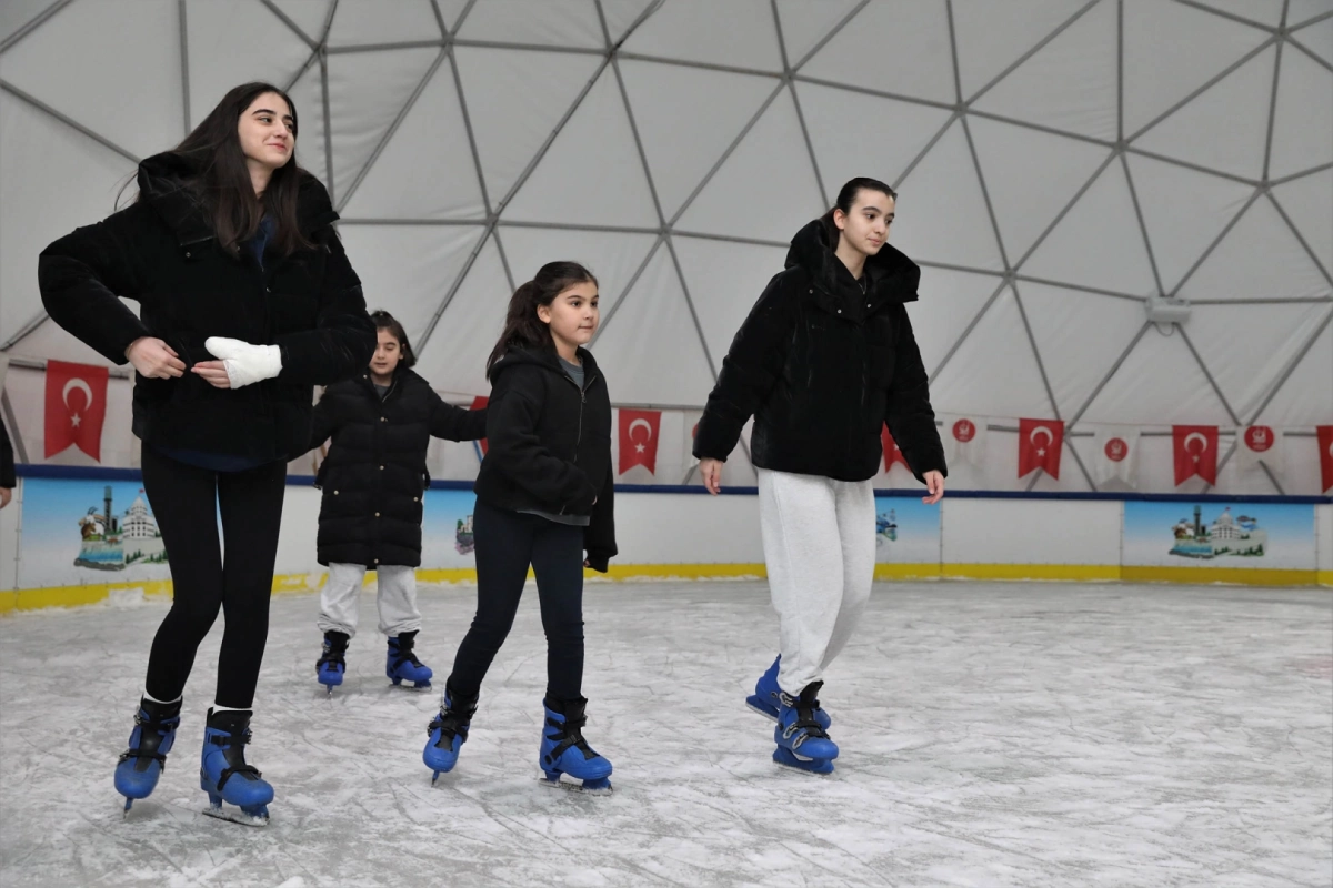 Ankara Keçiören’de sömestir eğlencesi gerçek buz pistinde