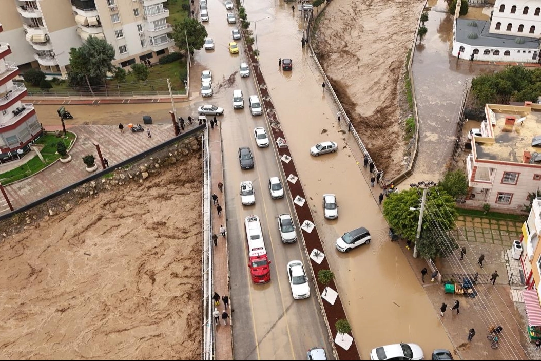 Mersin'de dere taştı, birçok araç zarar gördü