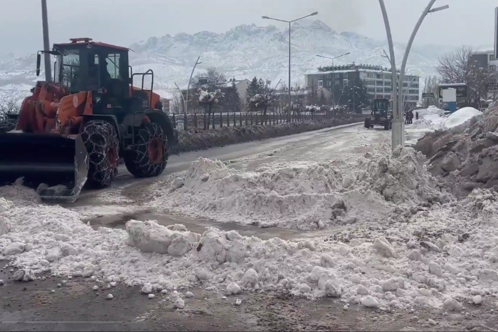 Tunceli’de motokuryeler ile kış lastiği olmayan araçlar 5 gün trafik yasak