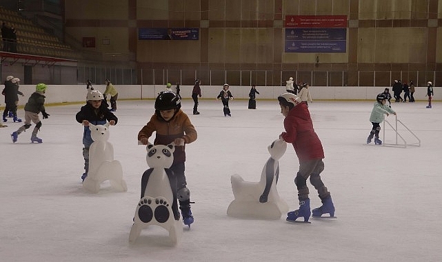 Maltepeli çocuklar tatilin keyfini buz pistinde çıkardı  