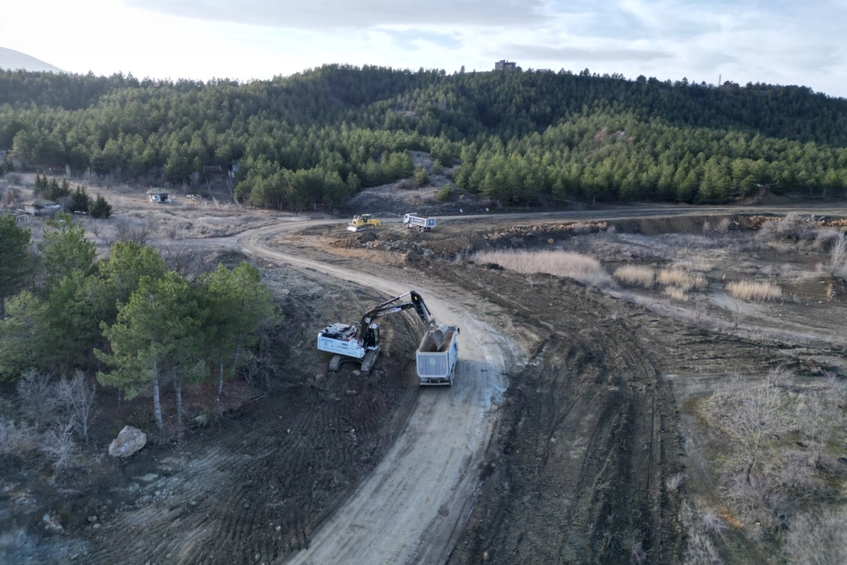 Çorum'da Çomar Barajı çevresinde yol genişletme çalışmaları sürüyor