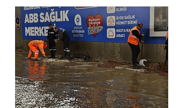 Antalya Büyükşehir Belediyesi 714 personel, 374 araç ile sahadaydı