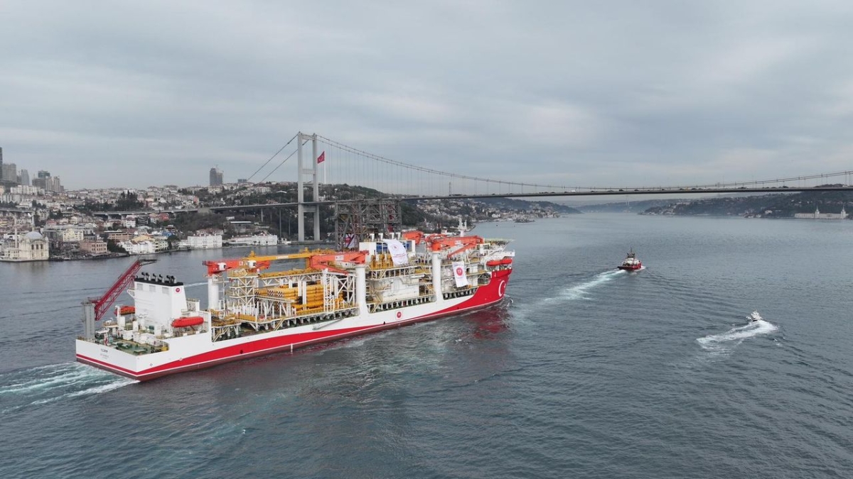 Yıldırım İstanbul Boğazı’ndan Geçti