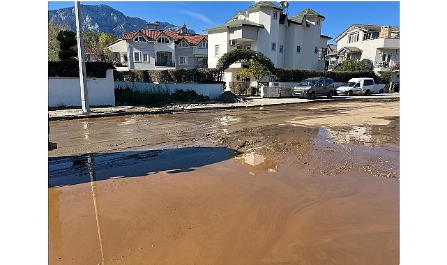 Şiddetli yağış sonrası 50 traktör balçık ve kum temizlendi