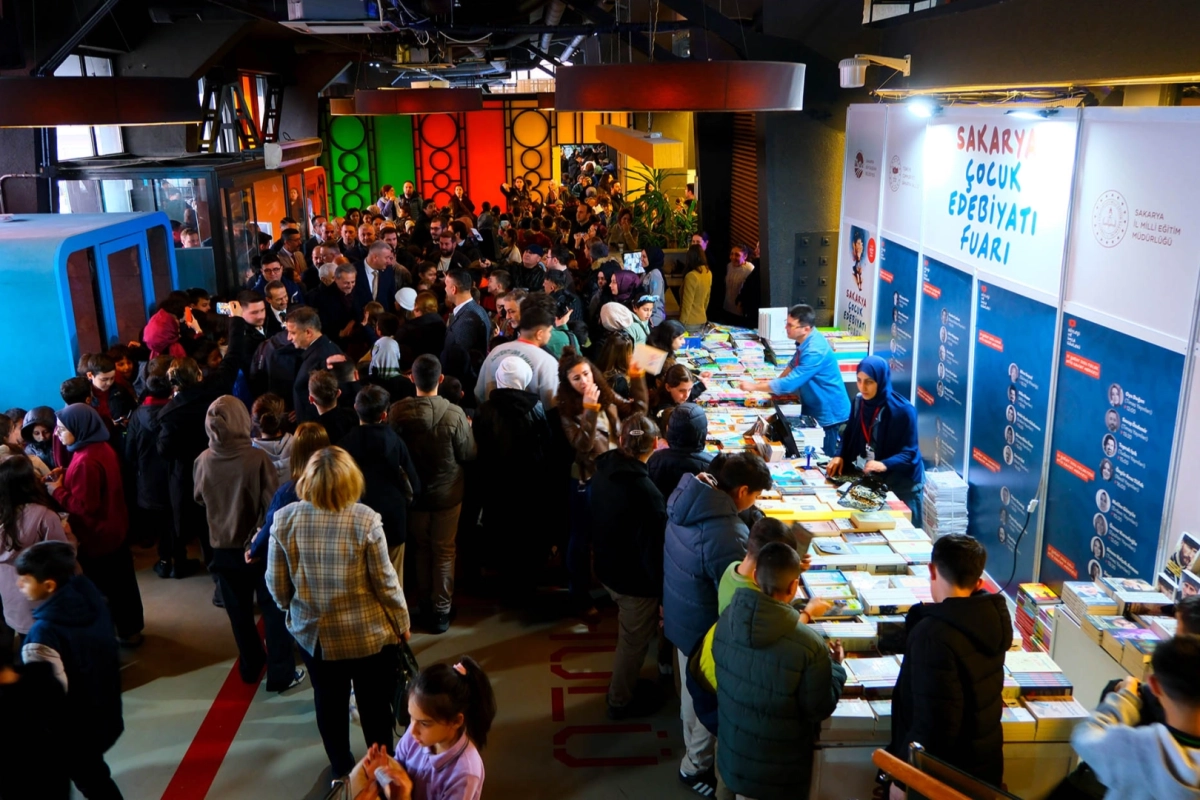 Sakaryalı çocuklar 'Edebiyat Fuarı'nda buluştu