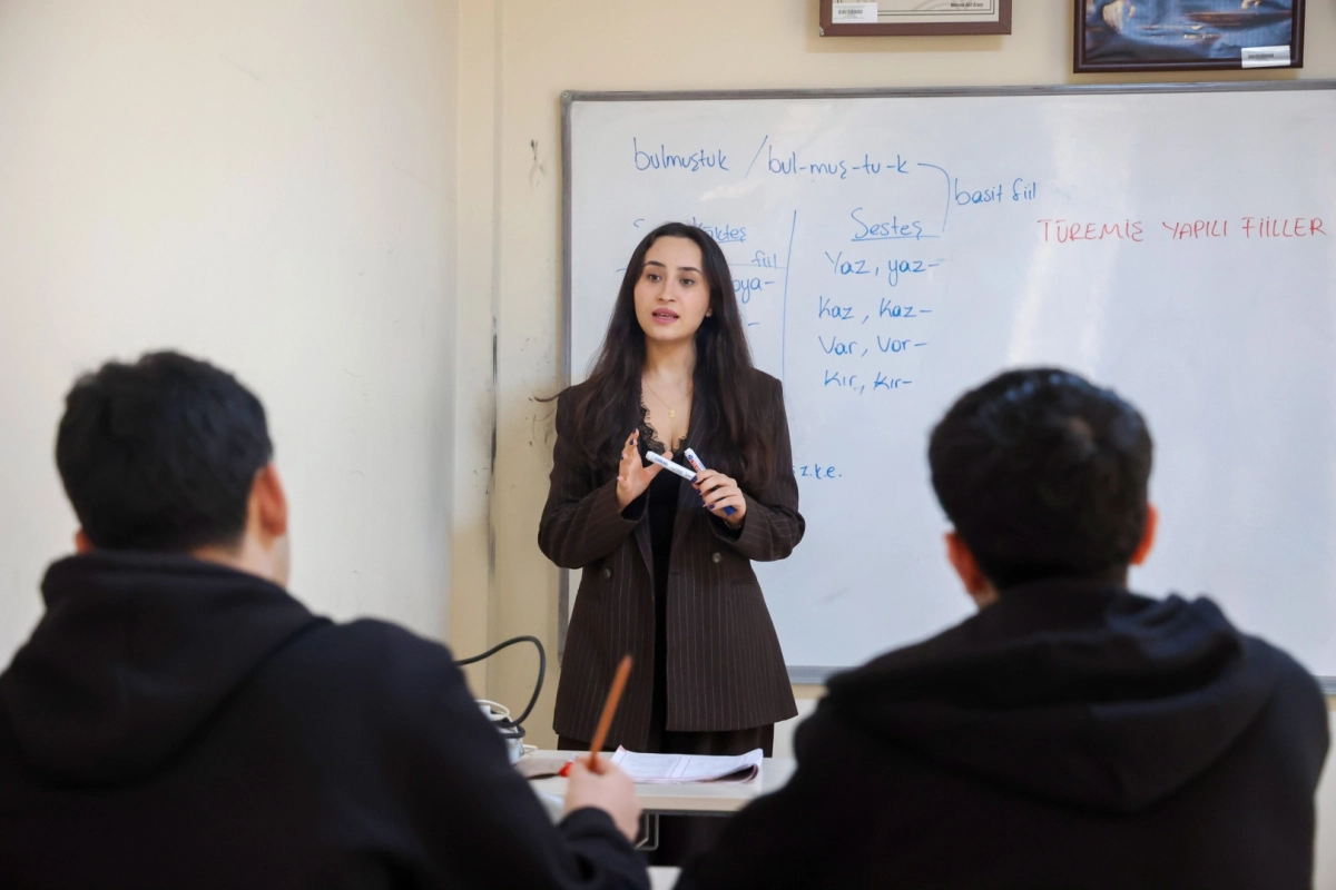 Antalya'da  gençlere eğitim desteği sürüyor