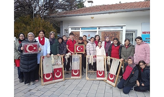 Genç Ellerden Ay Yıldızlı Bayrağa 