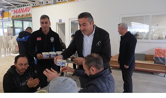 Başkan Topaloğlu'ndan pazar esnafına çorba ikramı