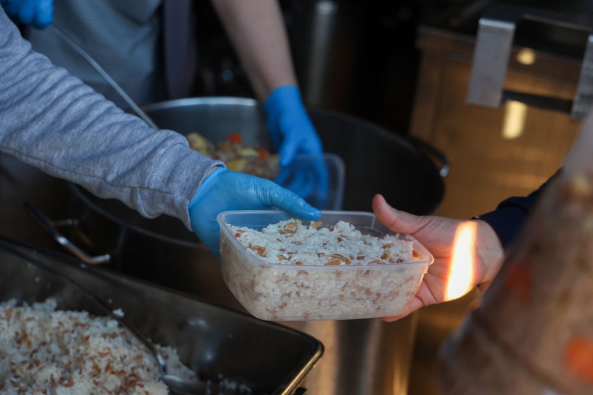 Antalya'da Mobil Aşevi’nden sıcak yemek ikramı