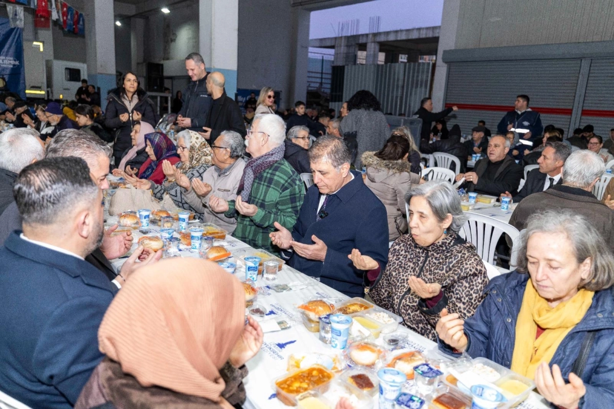 Başkan Tugay binlerce Bucalıyla aynı sofrada buluştu