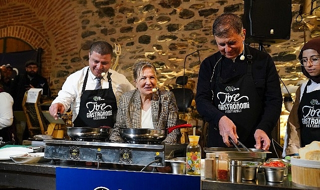 Başkan Tugay Tire’de önlük giydi, mutfağa girdi, yemek yaptı