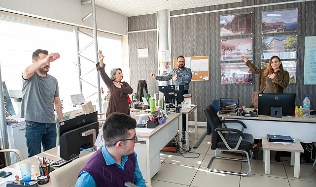  Karşıyaka Belediyesi’nde çalışanlar güne sporla başlıyor