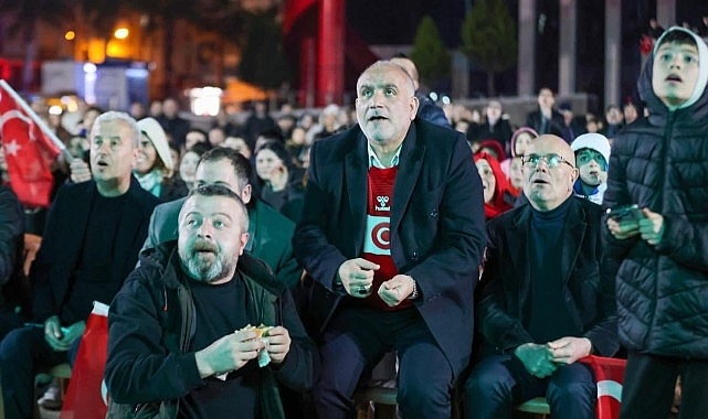 Canik'te Tribün Ruhu Meydana Taşındı: Dev Ekranla Milli Maç Coşkusu Yaşandı 