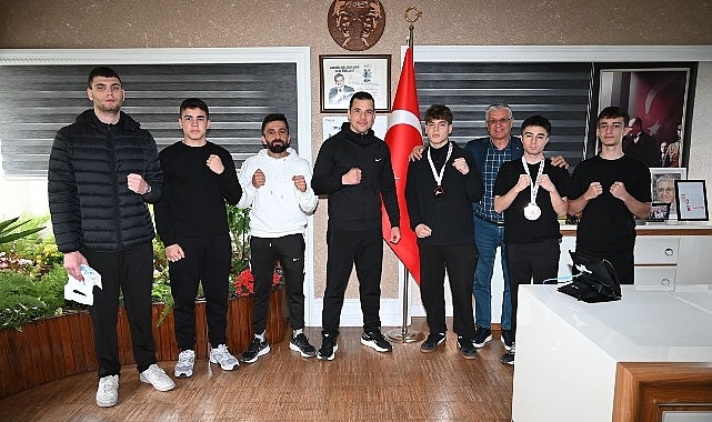 Kick Boks sporcuları başarılarını Başkan Topaloğlu ile paylaştı 