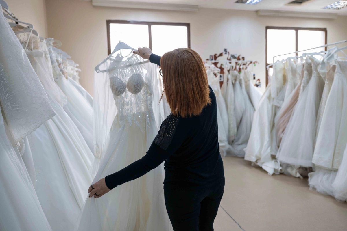 Gelinlikler hayalleri İzmir Bornova'da gerçeğe dönüşüyor