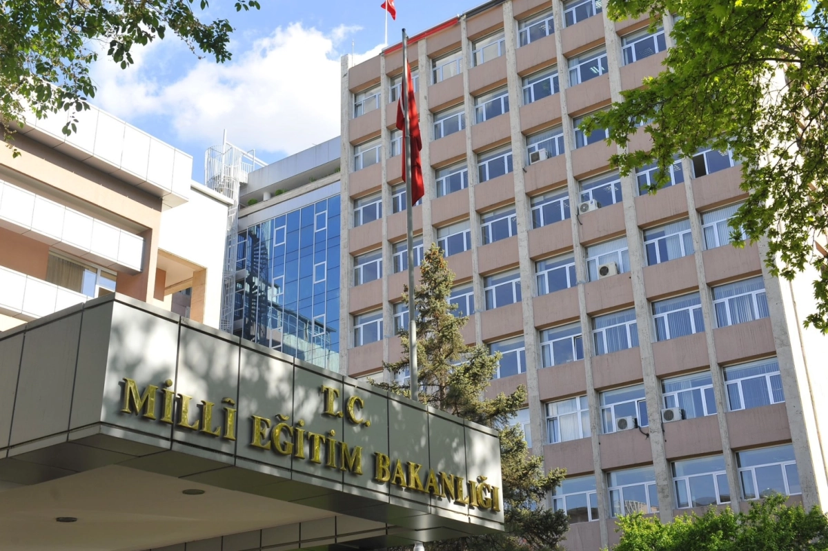 MEB'den izinsiz okullara devam eden öğrencilere yakın takip