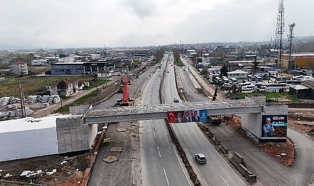 Başiskele Kavşağı'nda dev kirişler 9 saatte yerleştirildi