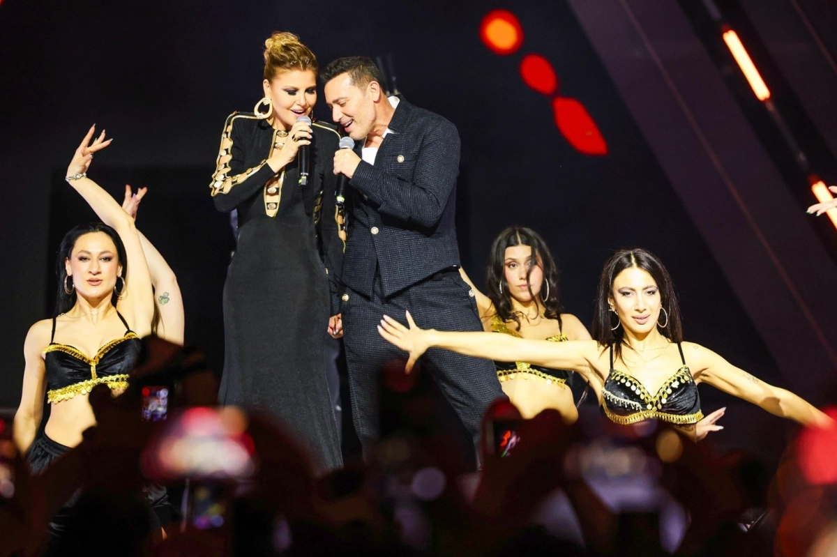 Gülben Ergen ile Mustafa Sandal Aynı Sahnede