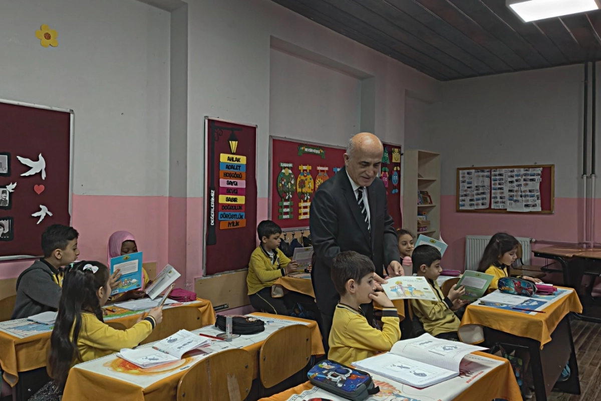 Bursa Gemlik'te Kaymakam Canbaba öğrencilerle buluştu