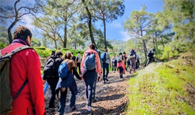 Efes Mimas Yolu’nda bahar yürüyüşü 