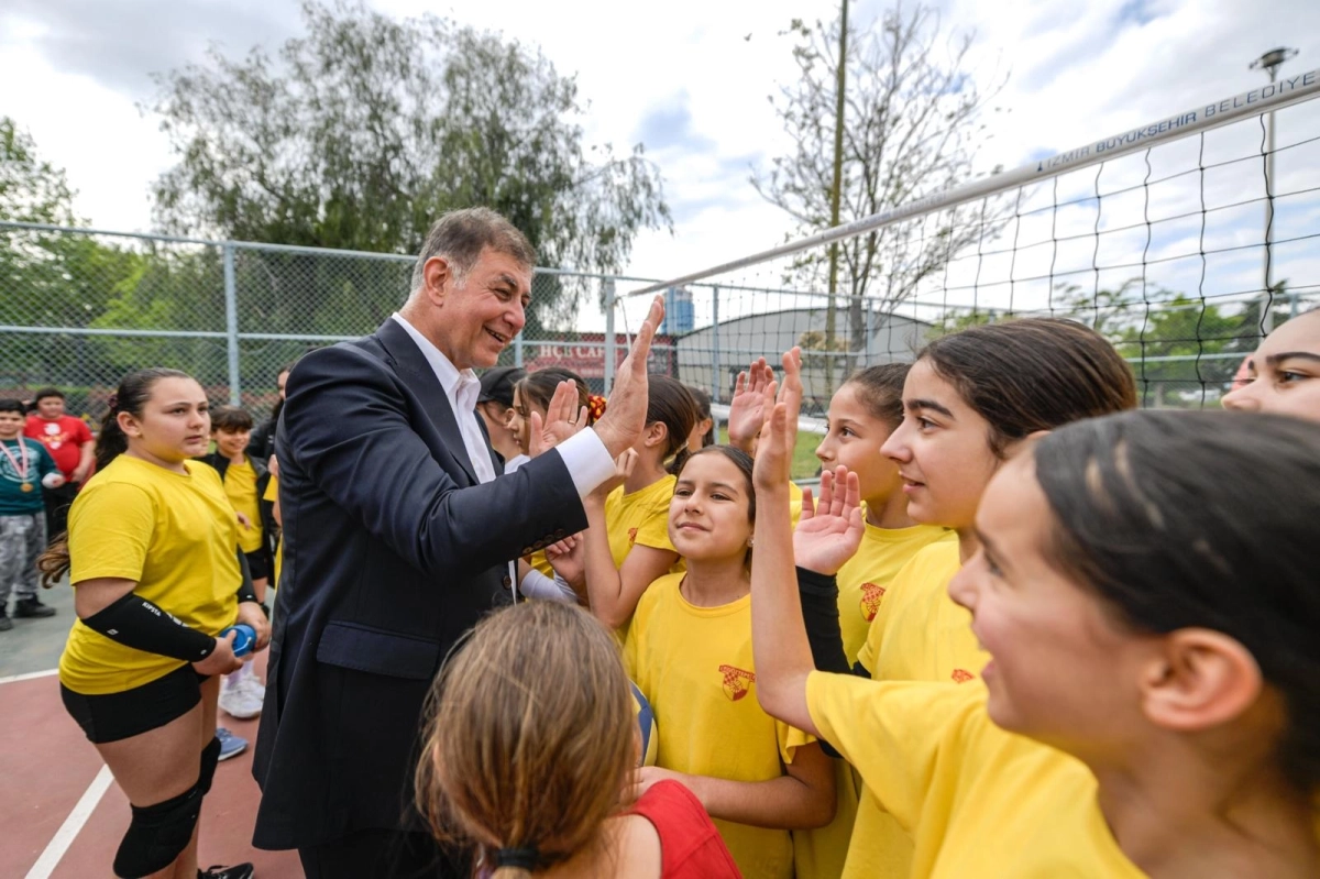 Başkan Tugay, 23 Nisan’da Çocuklarla Sporun Keyfini Paylaştı